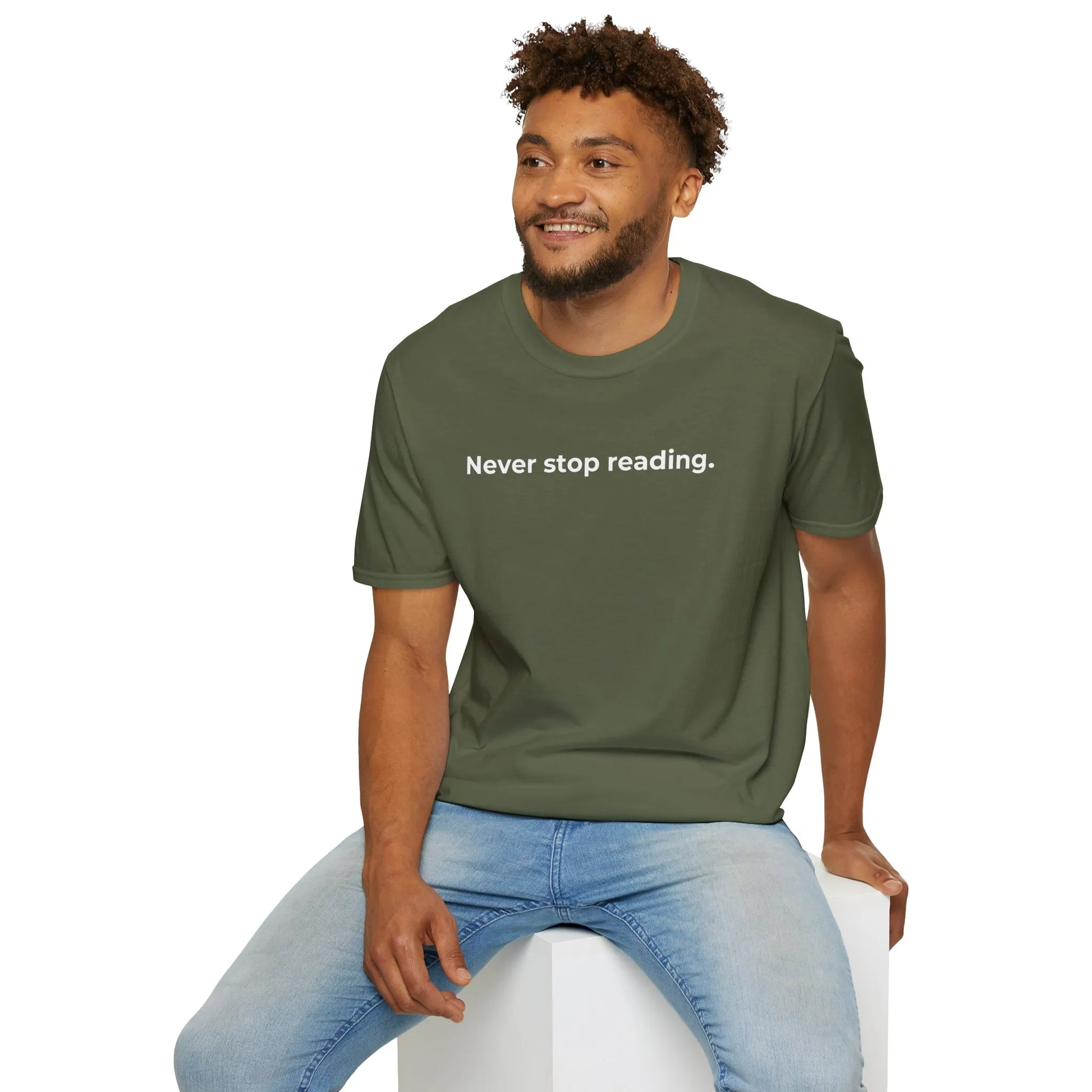 Never Stop Reading T-Shirt in organic cotton, relaxed fit, perfect cozy outfit for book lovers 📖. Ideal gift for readers!